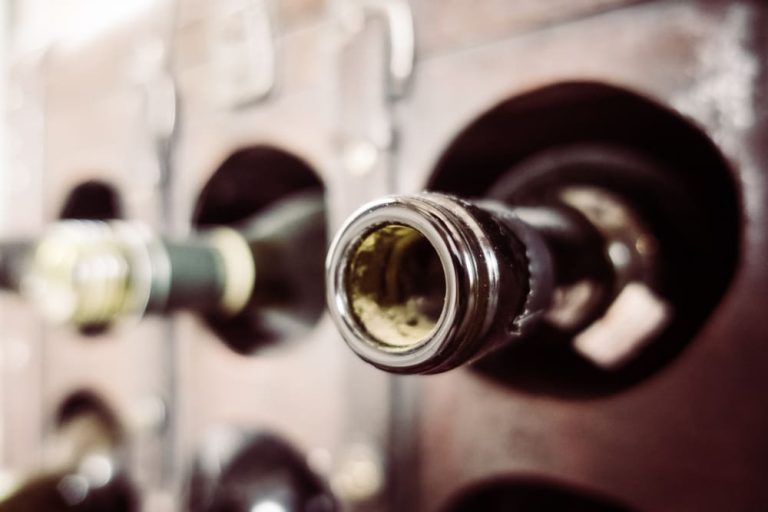 Las botellas de vino han de colocarse en una vinoteca