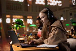 El modelo universitario híbrido que transforma el aprendizaje global en la era digital